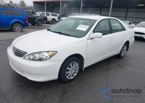 2005 Toyota Camry Le z USA, uszkodzony, nr VIN 4T1BE32KX5U565796
